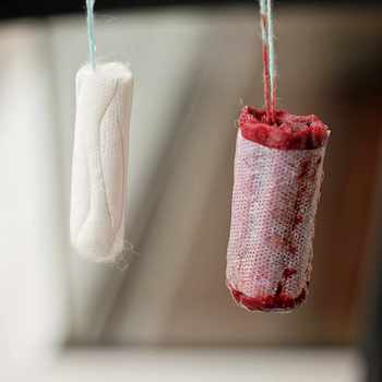 hängendes blutiges Tampon und unbenutztes Tampon